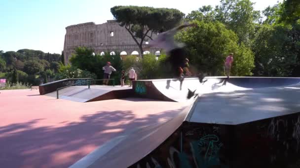 ヨーロッパ イタリア ローマ2021年6月 コロッセオ劇場の廃墟やコロッセオの前でスケートボードに行く人々コロナウイルスのおかげでロックダウンが完了した後 ユネスコ世界遺産 — ストック動画