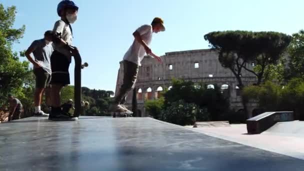 Europa Italien Rom Juni 2021 Människor Åker Skridskobana Framför Colosseum — Stockvideo