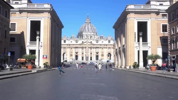 意大利 罗马2021年6月 梵蒂冈圣彼得教堂 圣皮埃特罗广场 Piazza San Pietro 斯塔托卡诺 结束了对科维德19号的封锁 在空荡荡的街道上踢足球 — 图库视频影像