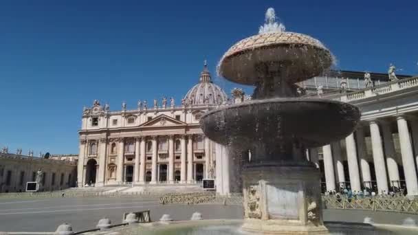 ヨーロッパ イタリア ローマ2021年6月 サンピエトロ大聖堂 バチカン市国広場サン ピエトロ広場 噴水とロックダウンの終了後の観光客の正方形の空Covid 19コロナウイルス — ストック動画