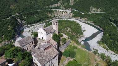 Avrupa, İtalya, Val Trebbia, Brugnello dağın yukarısında Bobbio 'ya ulaşan inanılmaz nehre bakan tarihi bir köydür.