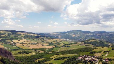 Avrupa, İtalya, Travo, Pietra Perducca 'da insansız hava aracı manzarası, taşa gömülü volkanik kaya Val Trebbia Bobbio' da ekili arazisi olan kırsal bir araziye gömülmüş.
