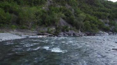 İtalya, Bobbio, Piacenza, Val Trebbia - Transparan suyla San Salvatore 'daki inanılmaz nehir akıntısının insansız hava aracı görüntüsü - Brugnello köyünün manzarası - nehir suyu seviyesinde azalıyor