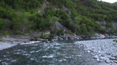 İtalya, Bobbio, Piacenza, Val Trebbia - Transparan suyla San Salvatore 'daki inanılmaz nehir akıntısının insansız hava aracı görüntüsü - Brugnello köyünün manzarası - nehir suyu seviyesinde azalıyor