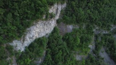 İtalya, Bobbio, Piacenza, Val Trebbia - San Salvatore 'daki şeffaf berrak suyla inanılmaz nehir akıntısının insansız hava aracı görüntüsü - Brugnello köyünden manzara  