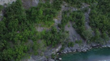 İtalya, Bobbio, Piacenza, Val Trebbia - Transparan suyla San Salvatore 'daki inanılmaz nehir akıntısının insansız hava aracı görüntüsü - Brugnello köyünün manzarası - nehir suyu seviyesinde azalıyor
