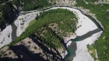 İtalya, Bobbio, Piacenza, Val Trebbia - Transparan suyla San Salvatore 'daki inanılmaz nehir akıntısının insansız hava aracı görüntüsü - Brugnello köyünün manzarası - nehir suyu seviyesinde azalıyor