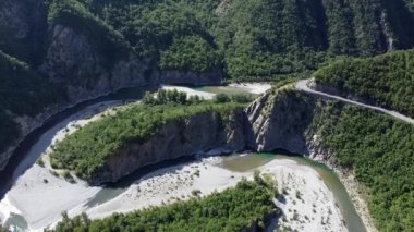 İtalya, Bobbio, Piacenza, Val Trebbia - Transparan suyla San Salvatore 'daki inanılmaz nehir akıntısının insansız hava aracı görüntüsü - Brugnello köyünün manzarası - nehir suyu seviyesinde azalıyor