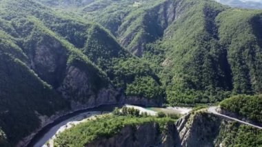 İtalya, Bobbio, Piacenza, Val Trebbia - Transparan suyla San Salvatore 'daki inanılmaz nehir akıntısının insansız hava aracı görüntüsü - Brugnello köyünün manzarası - nehir suyu seviyesinde azalıyor