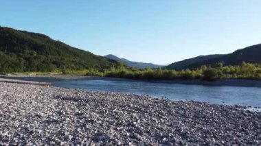 İtalya, Bobbio, Piacenza, Val Trebbia - nehirdeki kuraklık - buzulların erimesinden kaynaklanan nehir suyu seviyesinde azalma - tepeli Apennines kırsal alanı - insansız hava aracı manzarası
