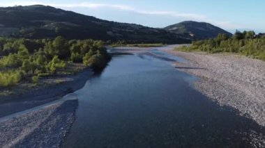 İtalya, Bobbio, Piacenza, Val Trebbia - nehirdeki kuraklık - buzulların erimesinden kaynaklanan nehir suyu seviyesinde azalma - tepeli Apennines kırsal alanı - insansız hava aracı manzarası