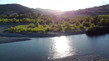 İtalya, Bobbio, Piacenza, Val Trebbia - Transparan suyla San Salvatore 'daki inanılmaz nehir akıntısının insansız hava aracı görüntüsü - Brugnello köyünün manzarası - nehir suyu seviyesinde azalıyor