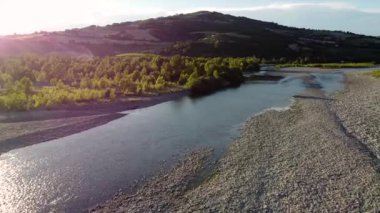 İtalya, Bobbio, Piacenza, Val Trebbia - nehirdeki kuraklık - buzulların erimesinden kaynaklanan nehir suyu seviyesinde azalma - tepeli Apennines kırsal alanı - insansız hava aracı manzarası