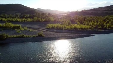 İtalya, Bobbio, Piacenza, Val Trebbia - Transparan suyla San Salvatore 'daki inanılmaz nehir akıntısının insansız hava aracı görüntüsü - Brugnello köyünün manzarası - nehir suyu seviyesinde azalıyor