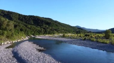 İtalya, Bobbio, Piacenza, Val Trebbia - nehirdeki kuraklık - buzulların erimesinden kaynaklanan nehir suyu seviyesinde azalma - tepeli Apennines kırsal alanı - insansız hava aracı manzarası