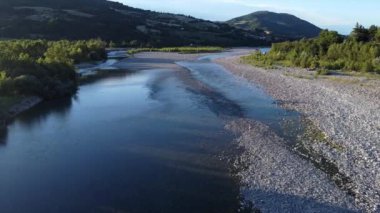İtalya, Bobbio, Piacenza, Val Trebbia - nehirdeki kuraklık - buzulların erimesinden kaynaklanan nehir suyu seviyesinde azalma - tepeli Apennines kırsal alanı - insansız hava aracı manzarası