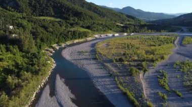 İtalya, Bobbio, Piacenza, Val Trebbia - nehirdeki kuraklık - buzulların erimesinden kaynaklanan nehir suyu seviyesinde azalma - tepeli Apennines kırsal alanı - insansız hava aracı manzarası