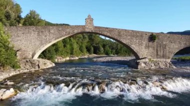 Avrupa, İtalya, Bobbio, Piacenza, Val Trebbia - İtalya 'nın en önemli tarihi Roma taş köprülerinden biri olan Ponte Gobbo o Ponte Vecchio' nun insansız hava görüntüsü