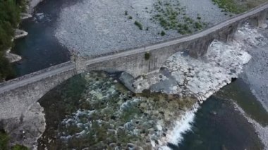 Avrupa, İtalya, Bobbio, Piacenza, Val Trebbia - İtalya 'nın en önemli tarihi Roma taş köprülerinden biri olan Ponte Gobbo o Ponte Vecchio' nun insansız hava görüntüsü