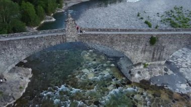 Avrupa, İtalya, Bobbio, Piacenza - Romalı tarihi taşların insansız hava görüntüsü Ponte Gobbo Ponte Vecchio Nehri üzerinden geçiyor