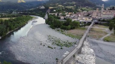 Avrupa, İtalya, Bobbio, Piacenza, Val Trebbia Roma tarihi taşlarının insansız hava görüntüsü Ponte Gobbo o Ponte Vecchio ve Bobbio köyü