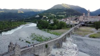 Avrupa, İtalya, Bobbio, Piacenza, Val Trebbia Roma tarihi taşlarının insansız hava görüntüsü Ponte Gobbo o Ponte Vecchio ve Bobbio köyü