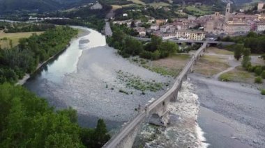 Avrupa, İtalya, Bobbio, Piacenza, Val Trebbia Roma tarihi taşlarının insansız hava görüntüsü Ponte Gobbo o Ponte Vecchio ve Bobbio köyü