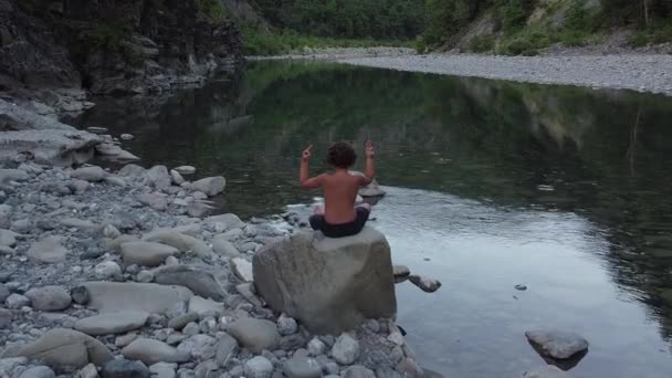 Niño Años Hace Yoga Sentado Una Piedra Cerca Río Con — Vídeo de stock