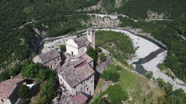 ヨーロッパ イタリア ヴァル トレビア ブルネッロは ボビオ サンサルヴァトーレ 川の曲がりに達する信じられないほどの川を見下ろす山の上の古代の歴史的な村です — ストック動画