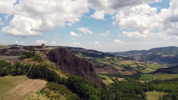 ヨーロッパ イタリア トラボ ピエトラPerducaのドローンの空中ビュー ヴァル トレビアの耕作地と田舎の風景に浸漬石に設定された教会と火山岩Bobbio — ストック動画