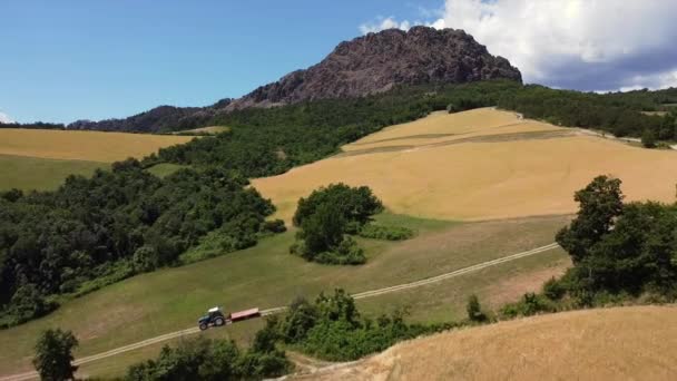 Vista Drone Passagem Trator Campo Pietra Parcellara Apennines Montanha Itália — Vídeo de Stock