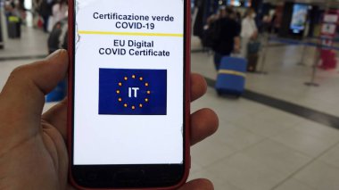 Avrupa, İtalya, Linate Havalimanı Milan Temmuz 2021, Avrupa Yeşil Geçidi Eu Dijital Covid-19 Sertifikası - aşıdan sonra havaalanındaki turistler güvenli yolculuklarına devam ettiler
