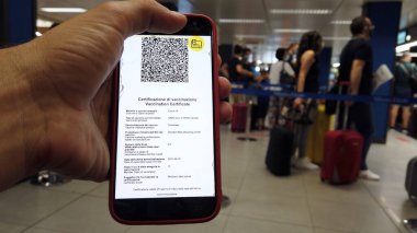 Avrupa, İtalya, Linate Havalimanı Milan Temmuz 2021, Avrupa Yeşil Geçidi Eu Dijital Covid-19 Sertifikası - aşıdan sonra havaalanındaki turistler güvenli yolculuklarına devam ettiler