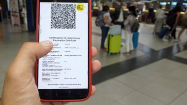 Avrupa, İtalya, Linate Havalimanı Milan Temmuz 2021, Avrupa Yeşil Geçidi Eu Dijital Covid-19 Sertifikası - aşıdan sonra havaalanındaki turistler güvenli yolculuklarına devam ettiler