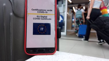 Avrupa, İtalya, Linate Havalimanı Milan Temmuz 2021, Avrupa Yeşil Geçidi Eu Dijital Covid-19 Sertifikası - aşıdan sonra havaalanındaki turistler güvenli yolculuklarına devam ettiler