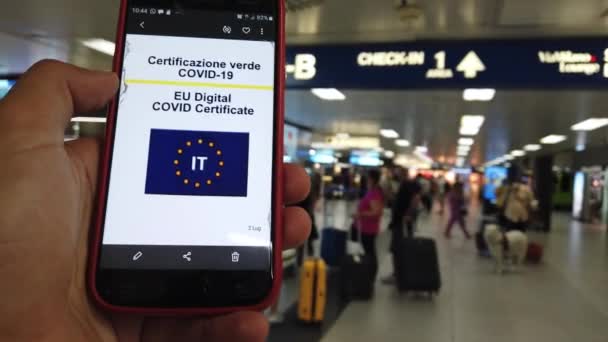 2021年7月 意大利 米兰林亚特机场 绿道欧洲Eu数码Covid 19证书 接种疫苗后 机场的游客恢复安全旅行 — 图库视频影像