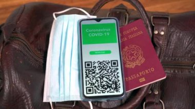 Evlere giden yolcular çantalarınızı toplayın ve Covid-19 Coronavirus aşısından sonra seyahat edebilmek için Yeşil Geçit Avrupa Pasaport Sertifikasını kontrol edin.