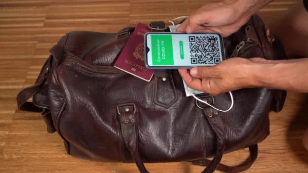 Reiziger Naar Huis Pak Koffers Controleer Green Pass European Passport — Stockvideo