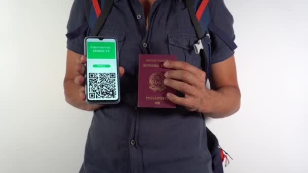 Reiziger Naar Huis Pak Koffers Controleer Green Pass European Passport — Stockvideo