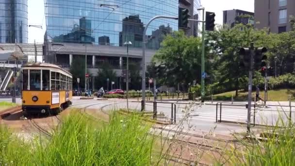 Европа Италия Милан Июль 2021 Старый Желтый Винтажный Трамвай Центре — стоковое видео