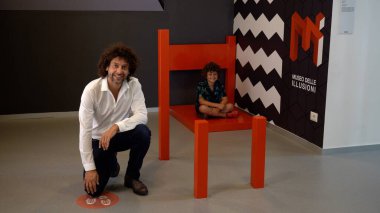 Avrupa, İtalya Milano, Temmuz 2021 Milano İllüzyon Müzesi - 7 yaşındaki çocuk bir illüzyon kurulumunu gözlemledi