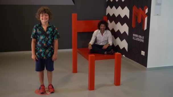 2021年7月 意大利米兰 7岁男孩观察一个幻象装置 — 图库视频影像
