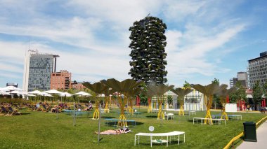 Avrupa, İtalya Milano Temmuz 2021 - Covid-19 Coronavirus nedeniyle şehir merkezinde yaz tatili - Şemsiyeler, şezlonglar ve Porta Nuova parkındaki sıcağa karşı su püskürtme spreyi