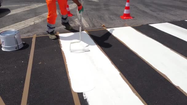 백인으로 이루어진 보행자 줄무늬 도로를 건너기 것으로 직장에서 일하는 근로자들 — 비디오