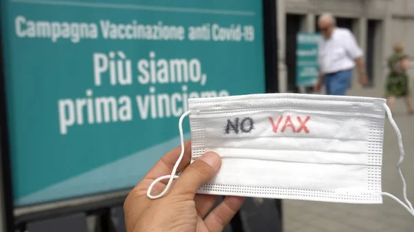 未接种疫苗的人没有增加 全世界夏天Covid Coronavirus Delta变种的感染率增加 没有戴面具的人在城里行走 — 图库照片
