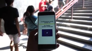 Avrupa, İtalya, Milano Temmuz 2021 Covid-19 Coronavirus 'a karşı aşı sertifikası seyahat, okula gitmek ve barlara ve restoranlara gitmek için zorunlu