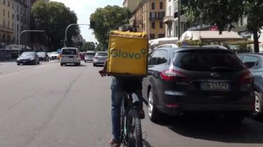 İtalya, Milan Şubat 2020 - daha fazla bisikletçi eve ya da ofise yiyecek getiriyor. Glovo, Foodora, sadece yiyin, Uber covid-19 Coronavirus kilitlemesi sırasında en önemli teslimat topluluğunu yer.