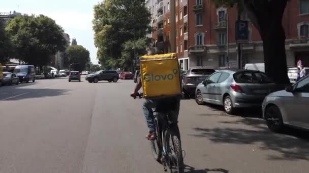 Itália Milão Fevereiro 2020 Mais Ciclistas Estão Entregando Comida Para — Vídeo de Stock
