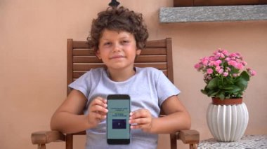 Avrupa, İtalya, Milano Temmuz 2021 Covid-19 Coronavirus 'a karşı aşı sertifikası seyahat, okula gitmek ve barlara ve restoranlara gitmek için zorunlu