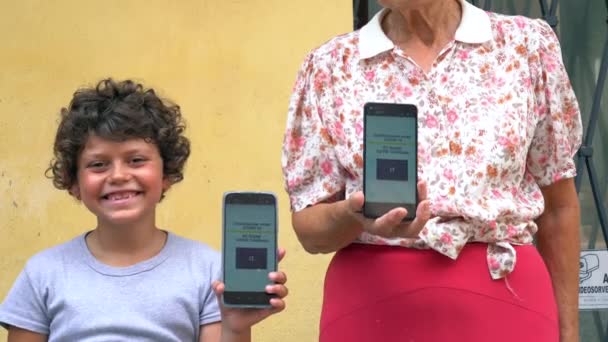 Европа Италия Зеленый Европейский Цифровой Ковид Коронавирус Сертификат Путешествия Бабушка — стоковое видео